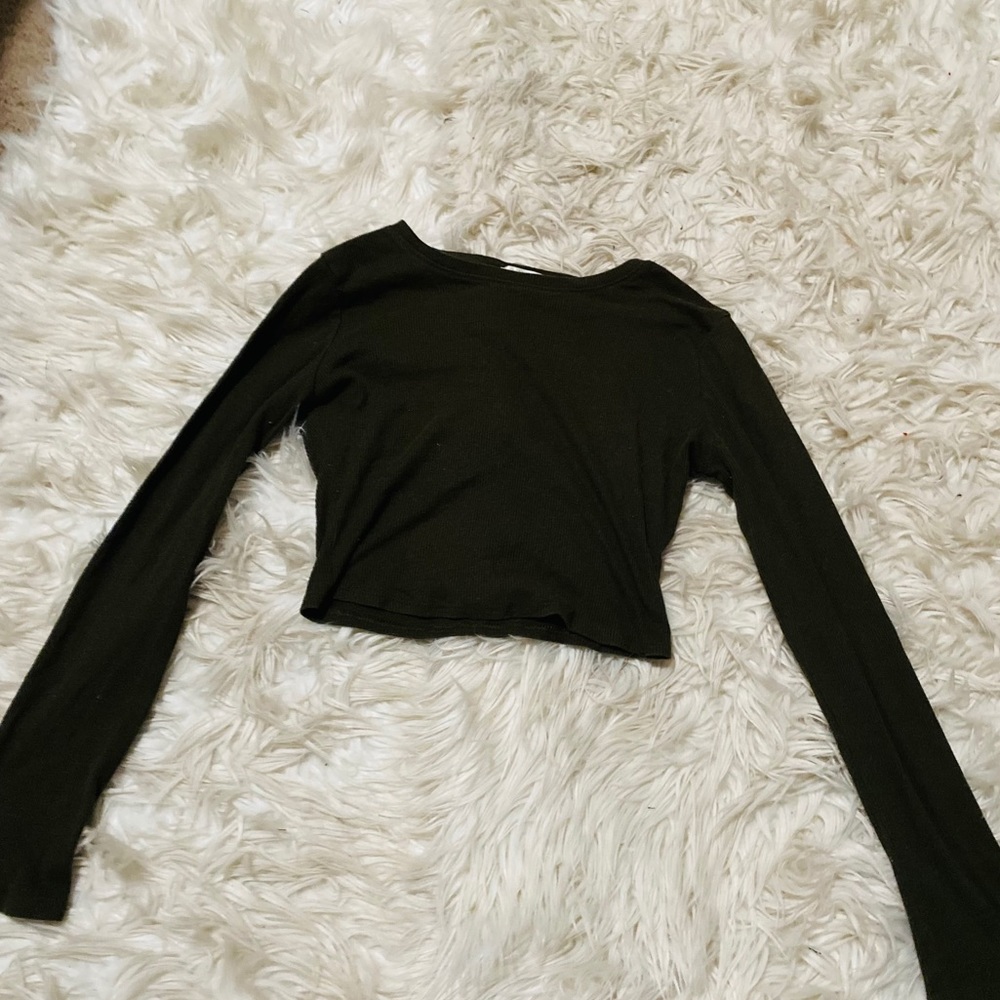 Cropped, dark green long sleeve